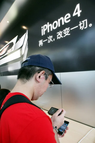 2010년 25일 상하이 플라자에 스토어에서 구매자가 아이폰 스마트폰을 시도하다 — 스톡 사진