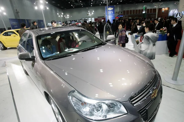 Los Visitantes Observan Automóvil Chevrolet Durante Una Exposición Automóviles Beijing — Foto de Stock