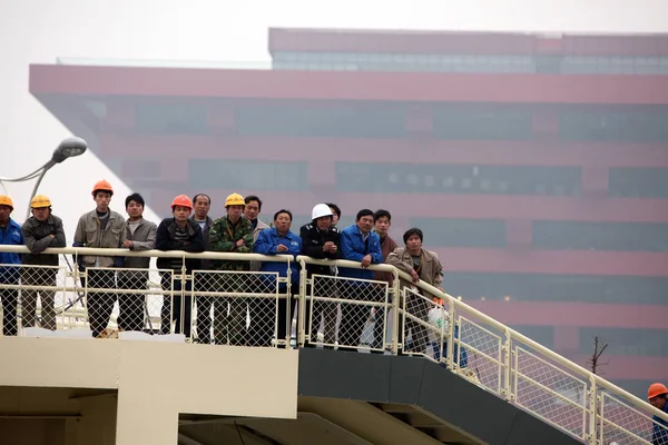 Kinesiska Migrantarbetare Stå Framför Kina Paviljongen Webbplatsen Expo Shanghai Kina — Stockfoto
