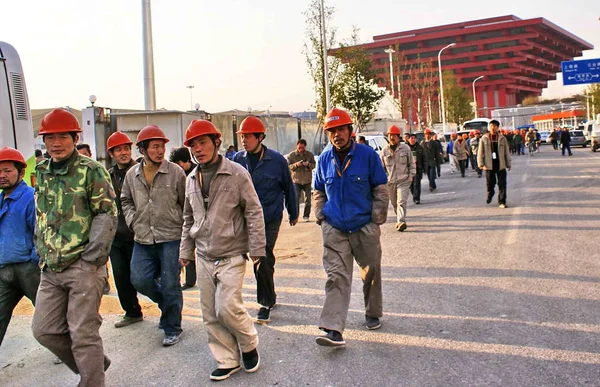 Trabajadores Migrantes Chinos Caminan Sitio Expo Shanghai China Marzo 2010 — Foto de Stock