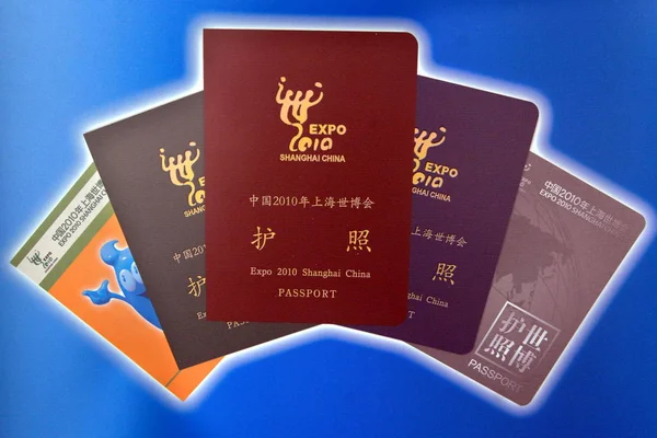 2010 日に中国 上海での撮影 2010 年万博の記念パスポートの例を示しています — ストック写真