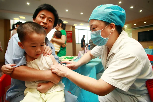 Chiński Pracownik Medyczny Szczepienie Dziecko Przeciw Odrze Stacji Szczepień Szanghaju — Zdjęcie stockowe