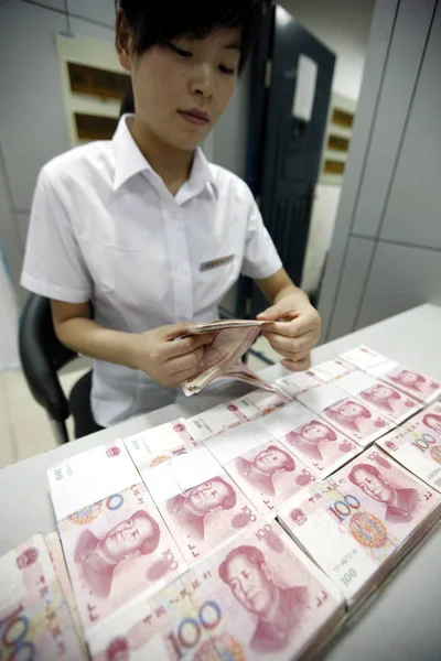 Китайський Клерк Банку Розраховує Юанів Єни Юанів Банкноти Банку Suixi — стокове фото
