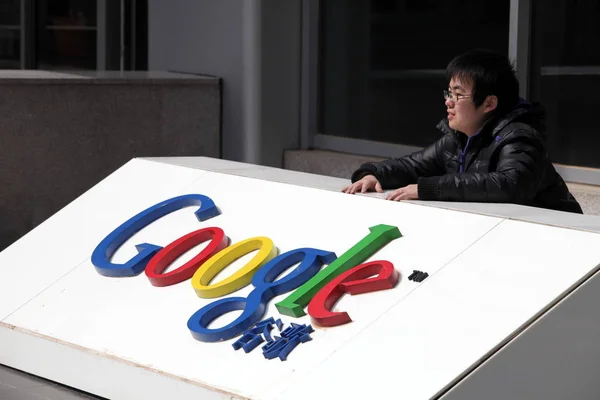 Ένας Άντρας Ποζάρει Πίσω Από Λογότυπο Της Google Μπροστά Από — Φωτογραφία Αρχείου