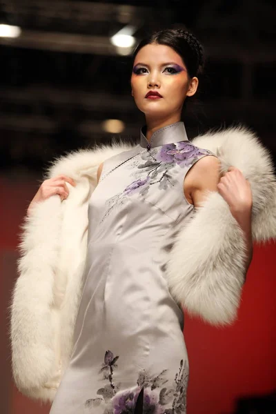 Modelo Chinês Wandan Desfiles Desfile Chin Durante Shanghai Fashion Week — Fotografia de Stock