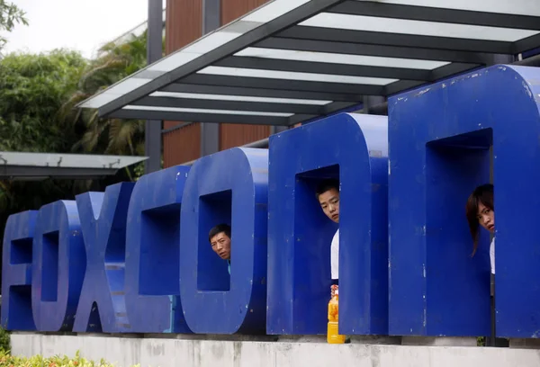 Chinese Foxconn Employees Look Foxconn Logo Gate Foxconn Plant Longhua — Stock Photo, Image