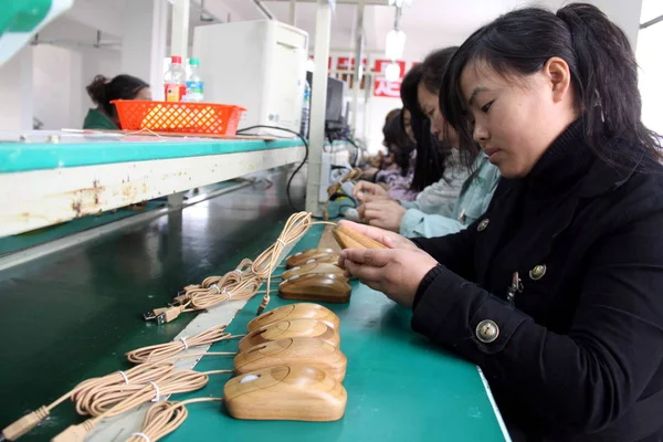 Trabalhadores Chineses Montam Ratos Computador Bambu Fábrica Jiangxi Bamboo Technology — Fotografia de Stock