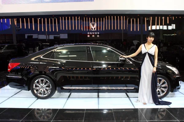 Modelo Posa Junto Hyundai Equus 11ª Exposición Internacional Automóviles Beijing — Foto de Stock