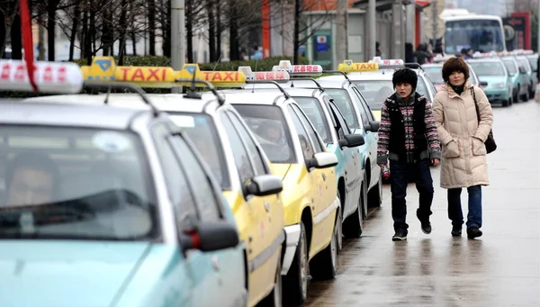 Residentes Chinos Pasan Por Una Larga Cola Taxis Para Ser — Foto de Stock