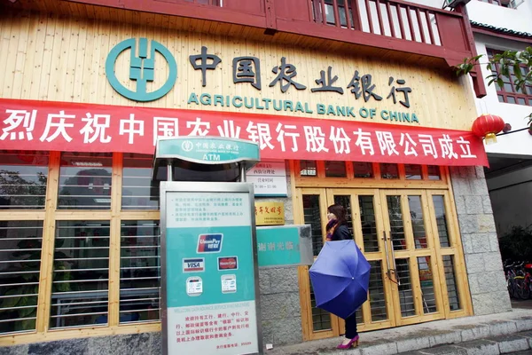 Kinesisk Kvinna Står Utanför Gren Agricultural Bank China Abc Yangshuo — Stockfoto