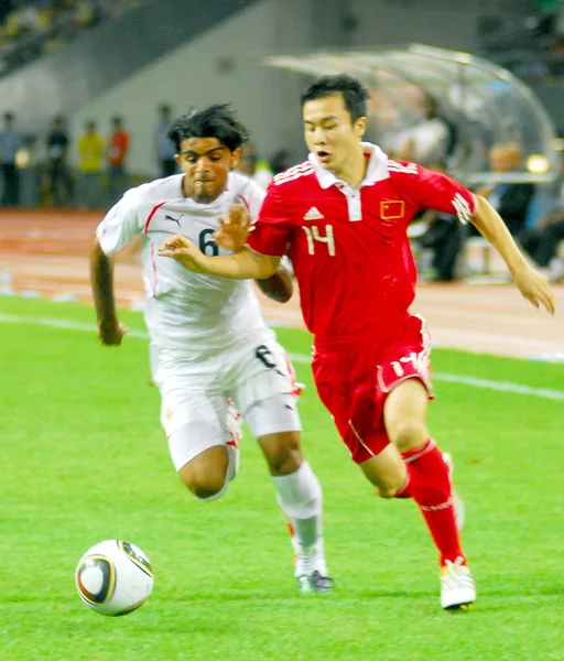 Фэн Жэньлян Справа Аббас Айяд Бахрейна Время Товарищеского Футбольного Матча — стоковое фото