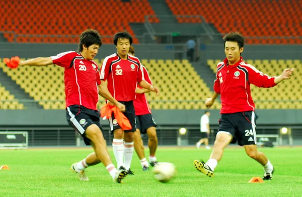 2010年8月9日 中国国家男子足球队队员在中国云南省南部广西壮族自治区南宁市参加训练 — 图库照片