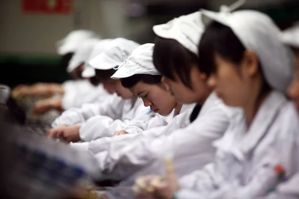Εργαζόμενοι Της Κίνας Φόφοκον Εργάζονται Στη Γραμμή Παραγωγής Στο Εργοστάσιο — Φωτογραφία Αρχείου