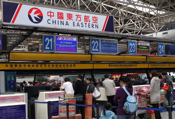 Пассажиры Выстраиваются Очередь Стойки China Eastern Аэропорту Пекине Китай Января — стоковое фото