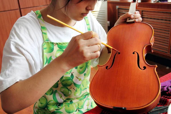 Operaio Cinese Dipinge Violino Nella Fabbrica Beijing Huadong Musical Instrument — Foto Stock