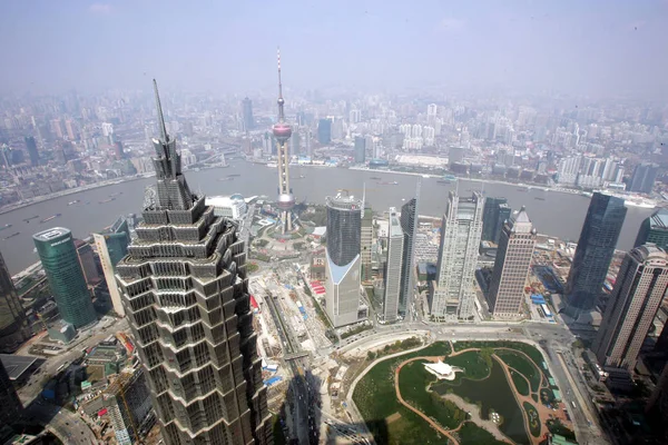 Huangpu 川と陸家嘴金融地区の街並み Jinmao タワー オリエンタルパールテレビ塔やその他の高層ビルや浦東の高層オフィスビル 3月25日 2009 — ストック写真