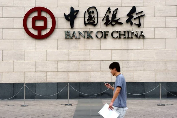 Egy Kínai Férfi Sétál Elmúlt Fióktelepe Kína Peking Kína Augusztus — Stock Fotó