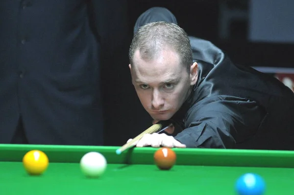 Graeme Dott Szkocji Odgrywa Strzał Ken Doherty Irlandii Pierwszej Rundzie — Zdjęcie stockowe