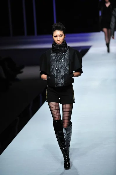 Modell Felvonulások Immobile Megjelenítése Során Kínai Fashion Week 2010 Ősz — Stock Fotó