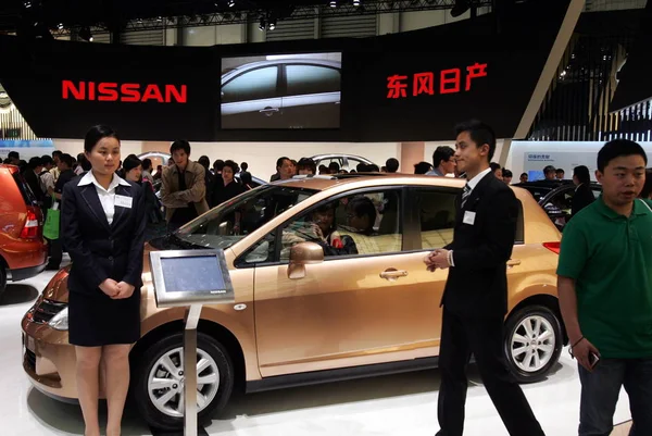 Bezoekers Worden Gezien Stand Van Nissan Tijdens Auto Shanghai 2009 — Stockfoto