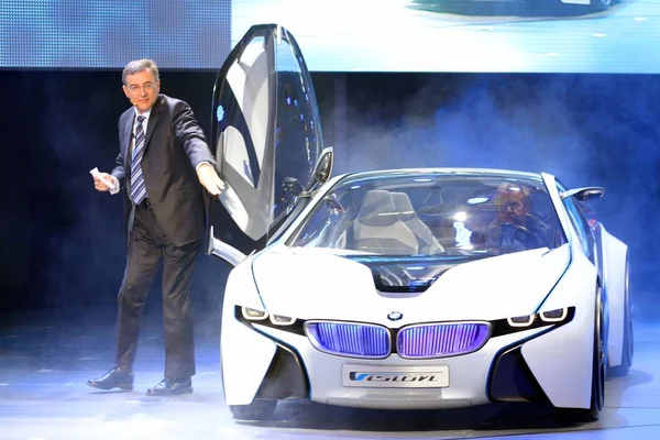 Ceo Bmw Norbert Reithofer Apresenta Uma Bmw Vision Efficientdynamics Durante — Fotografia de Stock