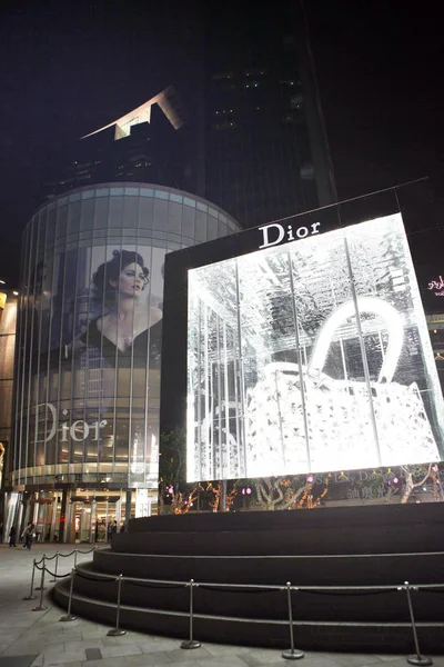 Modelo Enorme Saco Dior Visto Fora Loja Flagship Reaberta Dior — Fotografia de Stock