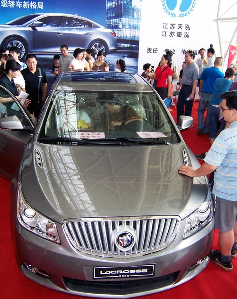 Návštěvníci Podívejte Buick Lacrosse Během Automatické Show Nanjingu Provincii Východní — Stock fotografie