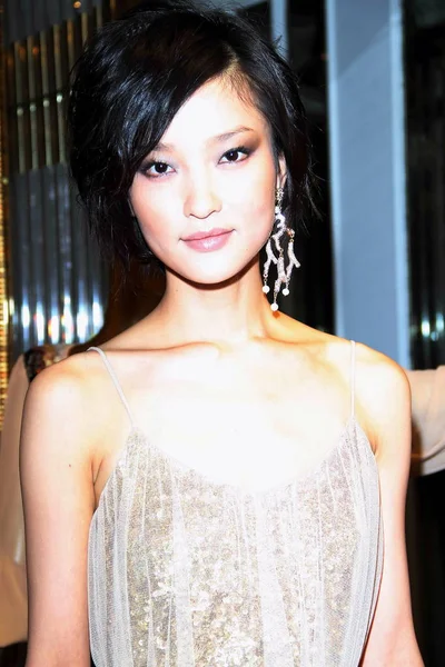 中国モデル ジュアン ポーズ開会式のため 新しい店のバッジェリーミシュカ上海で 2010 — ストック写真