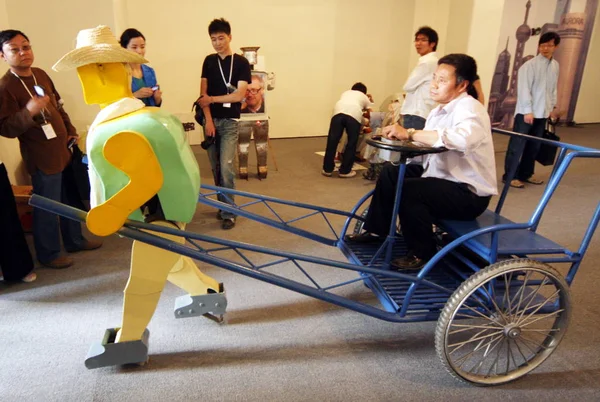 Agricultor Chinês Fabricante Robôs Yulu Dirige Seu Riquixá Robô Caseiro — Fotografia de Stock