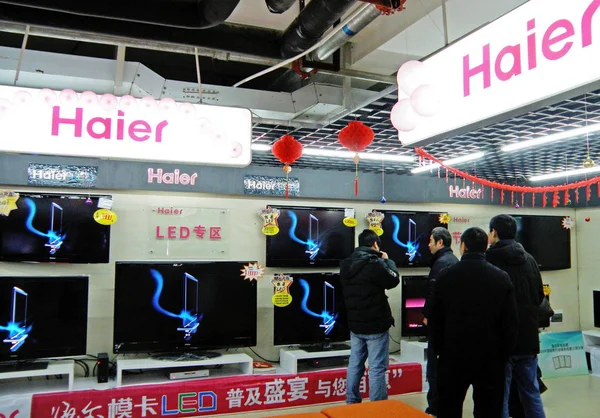 Clientes Chinos Compran Televisores Led Haier Una Tienda Ciudad Yichang —  Fotos de Stock