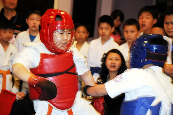 Двоє Дітей Борються Під Час Конкурсу Неповнолітніх Карате Шанхаї Китай — стокове фото