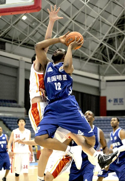 2010年5月7日 在中国浙江省东部杭州市举行的一场友谊赛中 美国明星篮球队前的纽约大队前的纽约大夫篮球队与一名中国选手巴伊双鲁火箭篮球俱乐部发生了冲突 — 图库照片