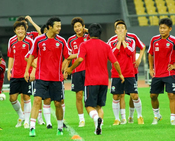 Mitglieder Der Chinesischen Männer Fußballnationalmannschaft Wärmen Sich Während Einer Trainingseinheit — Stockfoto
