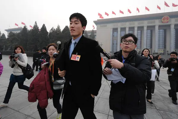 中国跨栏明星刘翔作为代表出席2010年3月3日在中国北京举行的中国人民政治协商会议第三届会议开幕式 — 图库照片
