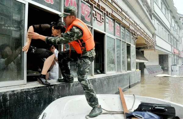 Ein Chinesischer Retter Evakuiert Anwohner Nach Den Verheerenden Schlammlawinen Bezirk — Stockfoto