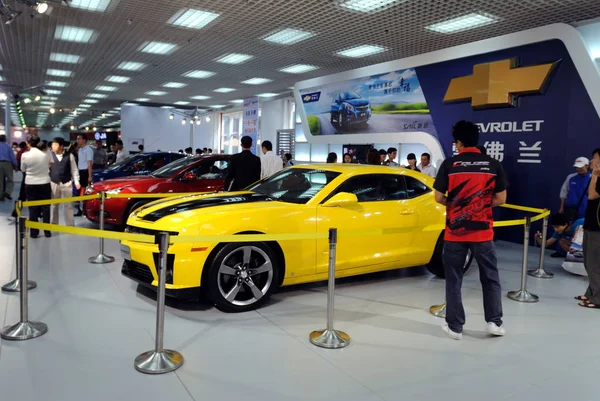 Visitantes Olham Para Carros Chevrolet General Motors Durante Uma Exposição — Fotografia de Stock