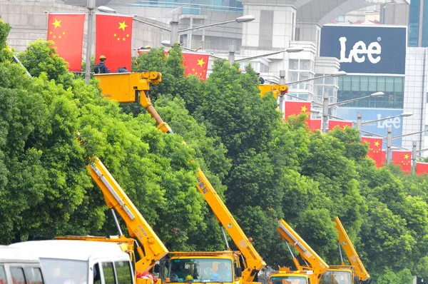 Trabajadores Chinos Cuelgan Banderas Nacionales Chinas Las Farolas Largo Una — Foto de Stock