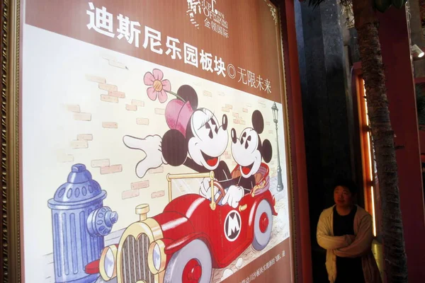 Chinese Koper Zit Voor Beelden Van Mickey Mouse Een Advertentie — Stockfoto