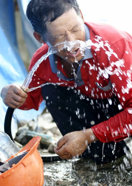 Ein Chinesischer Arbeiter Sprüht Sich Bei Schwülem Wetter Auf Einer — Stockfoto