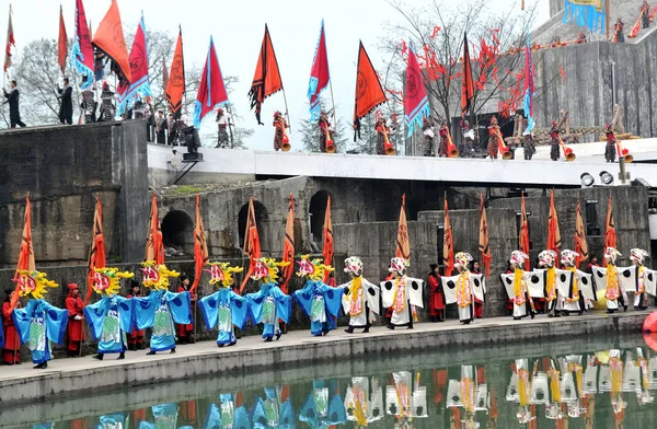 Chińskich Wykonawców Tradycyjnych Strojach Wykonać Podczas Ceremonii Uwolnienia Wody Dujiangyan — Zdjęcie stockowe