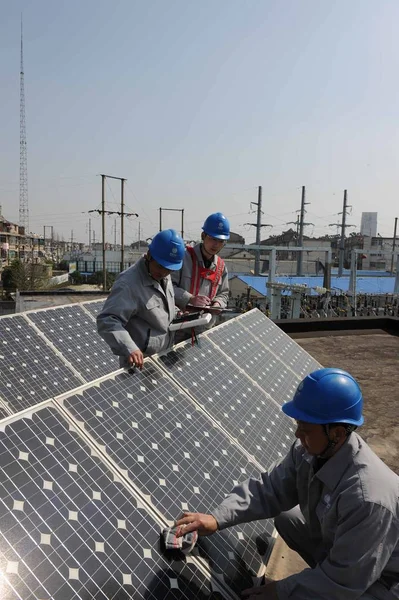 Técnicos Chinos Revisan Paneles Solares Una Planta Energía Solar Chuzhou — Foto de Stock