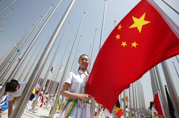 Китайские Хостесс Поднимают Национальные Флаги Время Репетиции Церемонии Поднятия Флага — стоковое фото