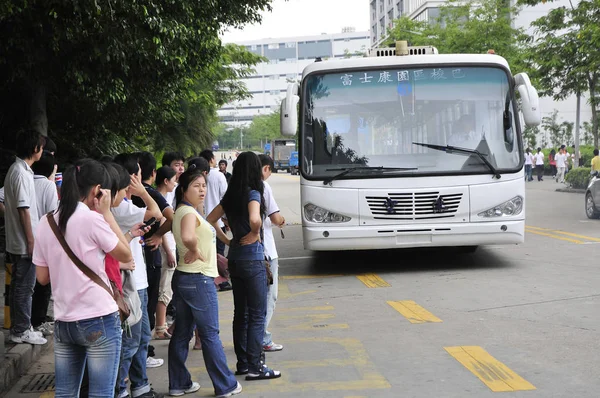 Китайские Сотрудники Foxconn Ждут Автобус Шэньчжэнь Завод Foxconn Technology Group — стоковое фото
