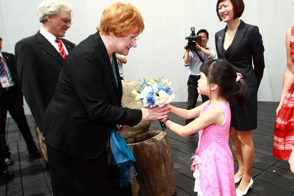 Presidenta Finlandesa Tarja Halonen Recibe Ramo Flores Niño Chino Fuera — Foto de Stock