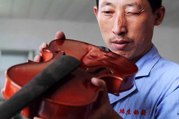 Китайский Рабочий Проверяет Недавно Сделанную Скрипку Фабрике Beijing Huadong Musical — стоковое фото