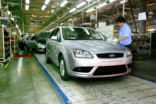 Gli Operai Cinesi Assemblano Automobili Ford Sulla Catena Montaggio Presso — Foto Stock