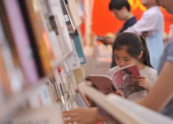 Chinese Lezers Winkelen Voor Boeken 2010 Shanghai Boek Beurs Shanghai — Stockfoto