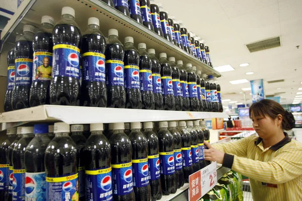 Egy Kínai Munkavállaló Hozza Üveg Pepsi Cola Polcra Egy Szupermarket — Stock Fotó