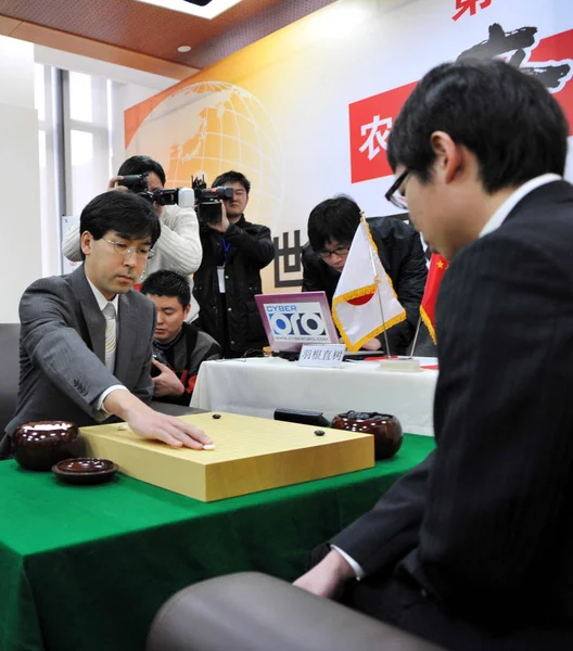 Japansk Schackspelare Hane Naoki Dan Centrera Konkurrerar Mot Kinesen Går — Stockfoto