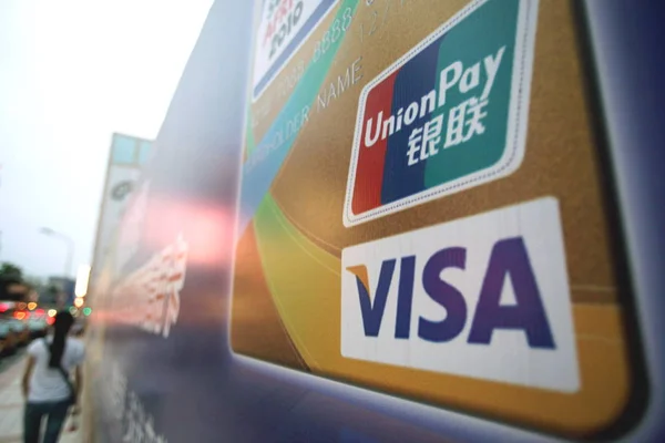 Китаянка Проходит Мимо Рекламы Unionpay Visa Пекине Китай Июня 2010 — стоковое фото